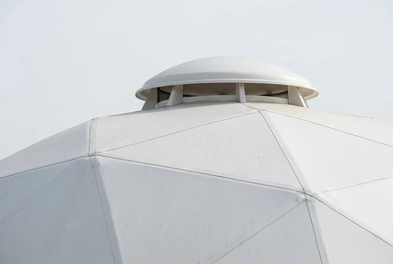 Dome çadırın tepe noktasındaki havalandırma kapağı ve sinek teli