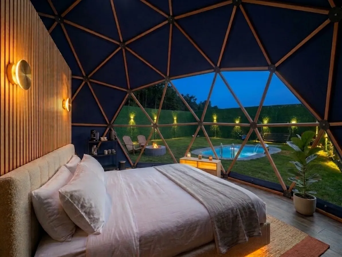 Orion Dome yatak odasından havuzlu bahçeye bakan cam cephe, lacivert kubbe ve ahşap lamel duvar